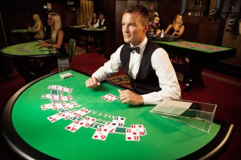 Meja kasino live dengan suasana dealer yang terlihat jelas di layar